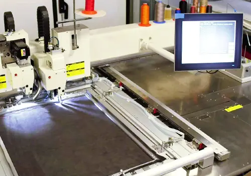 CNC-Steppmaschine in der Werkstatt von Ledermania