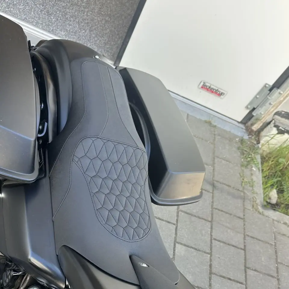 Braune Vintage-Sitzbank mit Steppung