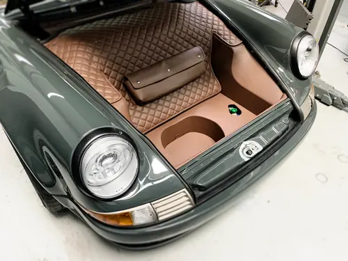 Oldtimer mit neu gefertigter Lederausstattung aus der Autosattlerei
